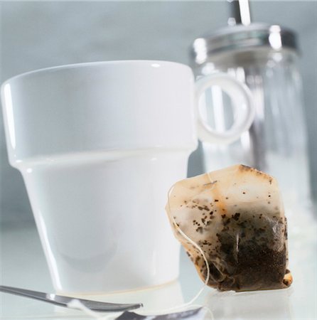 sugar sprinkler - cup and tea bag, close-up Foto de stock - Con derechos protegidos, Código: 853-02914741