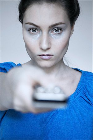 woman using a remote control, portrait Foto de stock - Con derechos protegidos, Código: 853-02913545