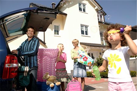 packing for vacation - Family packing car and daughter blowing soap bubbles Stock Photo - Rights-Managed, Code: 853-02913650
