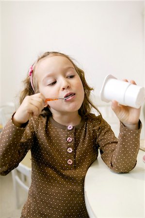 Girl eating yoghurt Foto de stock - Con derechos protegidos, Código: 853-02913674