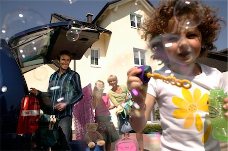 Famille d'emballage voiture et fille soufflant des bulles de savon Photographie de stock - Rights-Managed, Code: 853-02913679