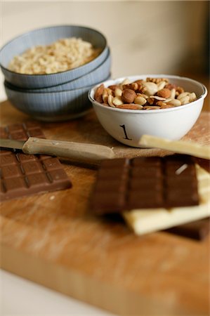 simsearch:853-02913630,k - Chocolate bars and nuts, focus on background Foto de stock - Direito Controlado, Número: 853-02913706