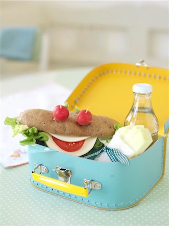 Lunch in a suitcase Stock Photo - Rights-Managed, Code: 853-02913720