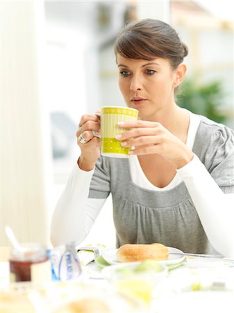 Femme prenant son petit déjeuner Photographie de stock - Rights-Managed, Code: 853-02913888
