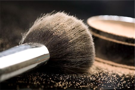 Close-up of face powder and make-up brush Foto de stock - Con derechos protegidos, Código: 853-03227786