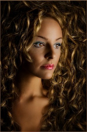 Femme avec les cheveux frisés, portrait Photographie de stock - Rights-Managed, Code: 853-03227819