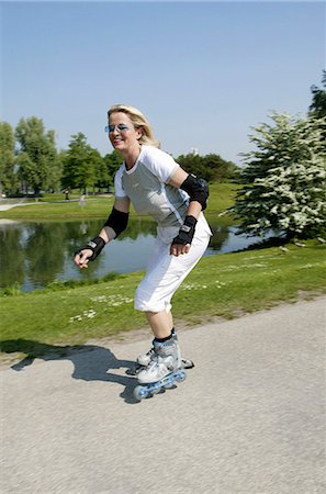 Senior woman inline skating, high size Fotografie stock - Rights-Managed, Codice: 853-03458834
