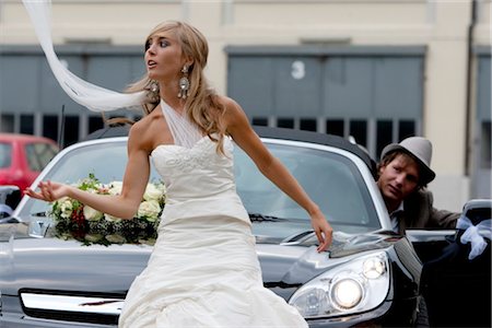 simsearch:853-03458944,k - Bride in front of a car, bridegroom in the background Foto de stock - Direito Controlado, Número: 853-03458925