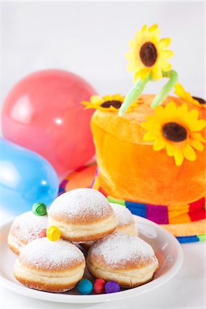 simsearch:853-03458944,k - Doughnuts, colourful hat and toy balloons, high angle view Foto de stock - Direito Controlado, Número: 853-03458967