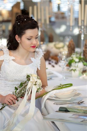 simsearch:853-03458944,k - Bride sitting at a table, looking in a magazine Foto de stock - Direito Controlado, Número: 853-03459049
