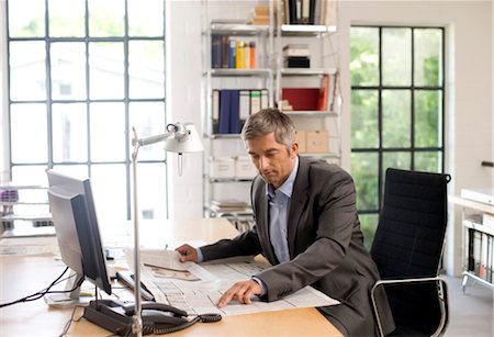 simsearch:853-06441629,k - Businessman reading a newspaper at his desk Fotografie stock - Rights-Managed, Codice: 853-03459069