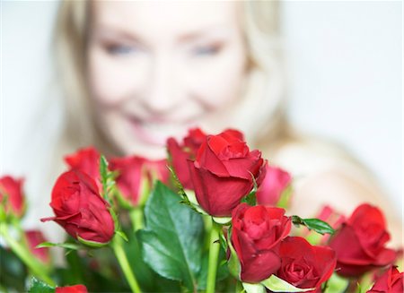 simsearch:853-03616842,k - Jeune femme avec un bouquet de roses Photographie de stock - Rights-Managed, Code: 853-03459134