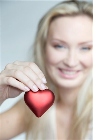 simsearch:853-03458944,k - Young woman holding a heart, portrait Foto de stock - Direito Controlado, Número: 853-03459136