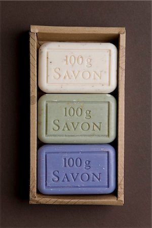 savon - Trois pièces savons dans une boîte Photographie de stock - Rights-Managed, Code: 853-03616772