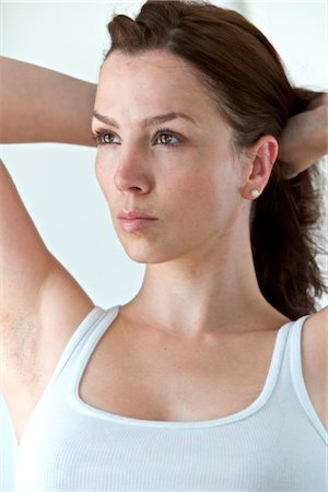 Brunette woman wearing undershirt, portrait Foto de stock - Con derechos protegidos, Código: 853-03616808