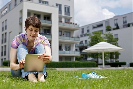Junge Frau mit iPad im Gras Stockbilder - Lizenzpflichtiges, Bildnummer: 853-03616867