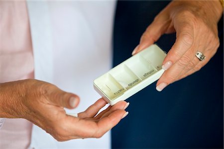 Senior woman holding pill box, close-up Foto de stock - Con derechos protegidos, Código: 853-03616924