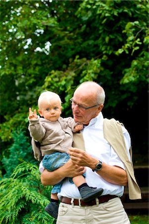 simsearch:853-03616951,k - Grandfather carrying toddler outdoors Foto de stock - Con derechos protegidos, Código: 853-03616955