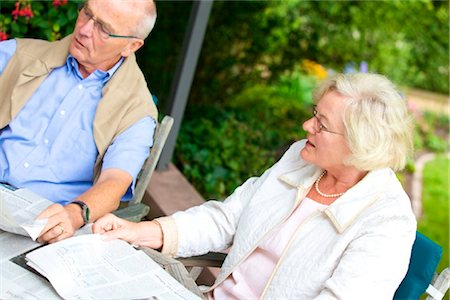 simsearch:853-03616951,k - Senior couple reading newspaper on the terrace Foto de stock - Con derechos protegidos, Código: 853-03616996