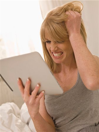 simsearch:853-03776356,k - Young woman with Tablet PC in  bed Fotografie stock - Rights-Managed, Codice: 853-03776325