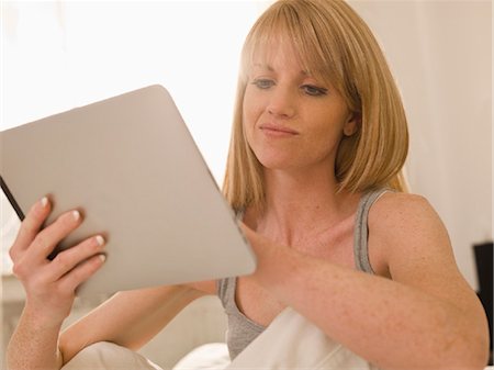 simsearch:853-03776356,k - Young woman with Tablet PC in  bed Fotografie stock - Rights-Managed, Codice: 853-03776326