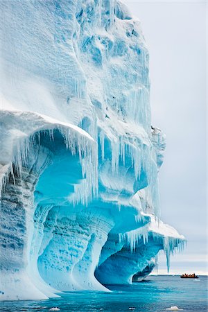 polo sur - A magnificent blue iceberg with icicles in the Erebus and Terror Gulf off the northeast coast of the Antarctic Peninsula. Foto de stock - Con derechos protegidos, Código: 862-05996645
