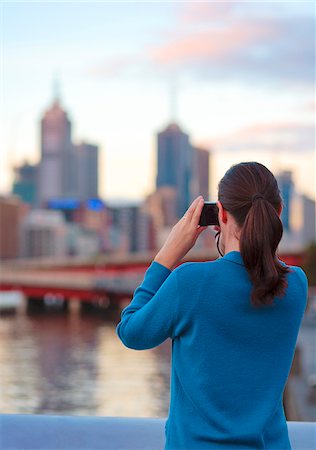 simsearch:862-08272900,k - Australia, Victoria, Melbourne,woman photographing city skyline Foto de stock - Direito Controlado, Número: 862-05996743
