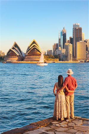 simsearch:862-05996747,k - Australie, New South Wales, Sydney, Sydney Opera House, homme et femme regardant vers Sydney opera house Photographie de stock - Rights-Managed, Code: 862-05996750