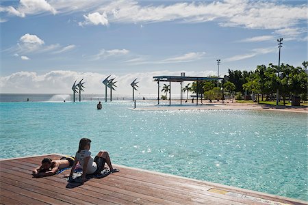 Australia, Queensland, Cairns.  Swimmers relaxing at the Esplanade Lagoon. Foto de stock - Con derechos protegidos, Código: 862-05996776