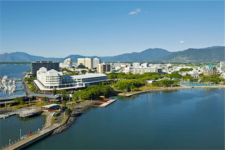 simsearch:845-04826544,k - Australie, Queensland, Cairns. Vue aérienne du Shangri-La Hotel at The Pier avec le centre de la ville en arrière-plan. Photographie de stock - Rights-Managed, Code: 862-05996817