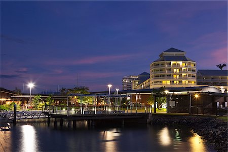Australia, Queensland, Cairns.  Marina Point with Shangri-La Hotel at The Pier in background. Foto de stock - Con derechos protegidos, Código: 862-05996811