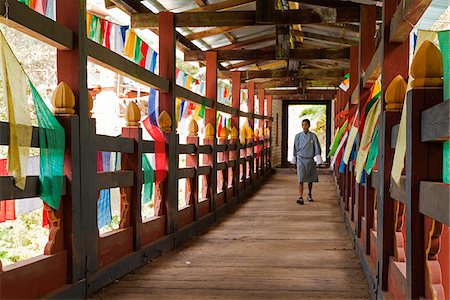 Pont en bois ornée de drapeaux de prière, qui enjambe la rivière de Wang Chhu, en route vers Cheri Goemba, premier monastère du Bhoutan. Photographie de stock - Rights-Managed, Code: 862-05996929