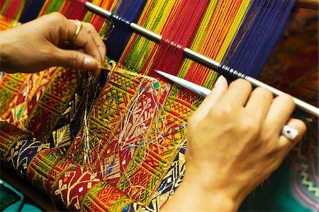 An intricate pattern using gold thread amongst others being woven on a loom at the Textile Museum in Thimphu. Foto de stock - Direito Controlado, Número: 862-05996938