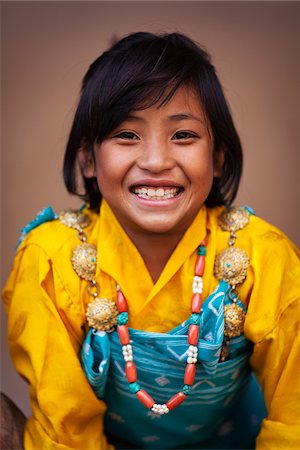 Young girl wearing the Bhutanese national dress for females, at Wangdue Phodrang. Foto de stock - Con derechos protegidos, Código: 862-05996946