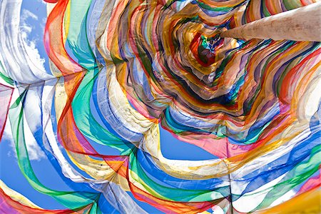 Prayer flags arranged around a pole in parachute style in Phobjikha Valley. Foto de stock - Con derechos protegidos, Código: 862-05996958