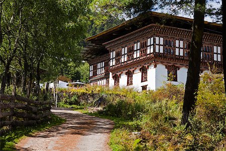 Traditional Bhutanese house in the Phobjikha Valley. Foto de stock - Con derechos protegidos, Código: 862-05996960