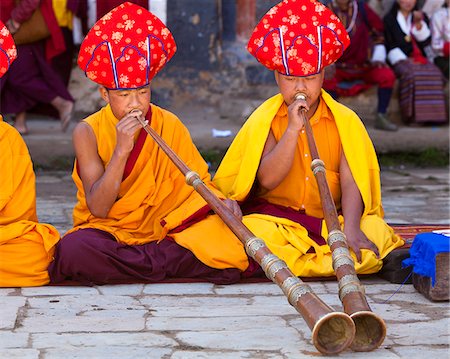 Mönche in zeremoniellen Roben Hörner auf eine Puja innerhalb Gangtey Goemba weht. Stockbilder - Lizenzpflichtiges, Bildnummer: 862-05996971