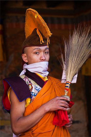 A monk in ceremonial robes prepares for the Tamshingphala Choepa festival in Bumthang. Foto de stock - Con derechos protegidos, Código: 862-05996981