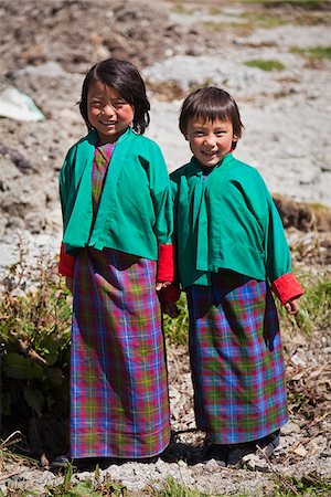 Zwei kleine Mädchen in traditionellen Schuluniform auf dem Weg zur Schule im Dorf Ura. Stockbilder - Lizenzpflichtiges, Bildnummer: 862-05997019