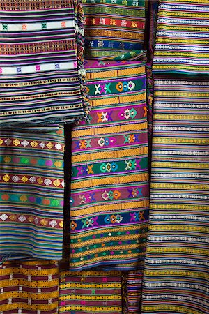 Tissus colorés pour kiras dames en vente dans un magasin à Jakar, vallée de Bumthang. Photographie de stock - Rights-Managed, Code: 862-05997012