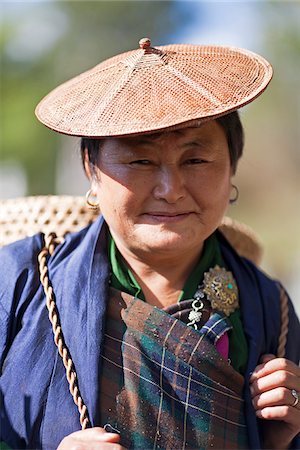 simsearch:862-05996925,k - Eine bhutanischen Dame trägt einen traditionellen Bambus-Hut im Chumey Valley. Stockbilder - Lizenzpflichtiges, Bildnummer: 862-05997025