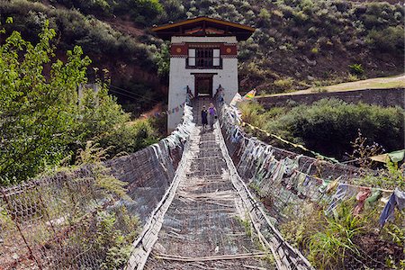 Als Tourist bis zu Fuß über die schwankende eiserne Hängebrücke am Tamchhog Lhakhang, ein Kloster im 14. Jahrhundert von Dewa Zangpo gebaut... Stockbilder - Lizenzpflichtiges, Bildnummer: 862-05997056