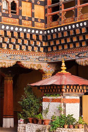 simsearch:862-05997021,k - Un chorten construit à l'intérieur de la Cour intérieure au 17ème siècle le Dzong de Paro, un des dzongs de plus impressionnants et les plus connus du Bhoutan. Photographie de stock - Rights-Managed, Code: 862-05997059