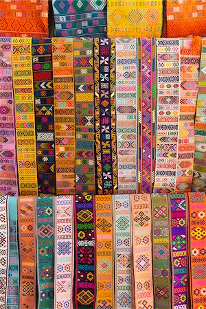 Bhutanese fabric belts used to secure a lady's kira around her waist, hanging up for sale in a shop. Foto de stock - Con derechos protegidos, Código: 862-05997051