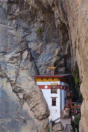 Le Phu Singye Lkhang (grotte de Lion de neige), coincé dans les rochers, juste en dessous de tigre s monastère de nid, Paro. Photographie de stock - Rights-Managed, Code: 862-05997062