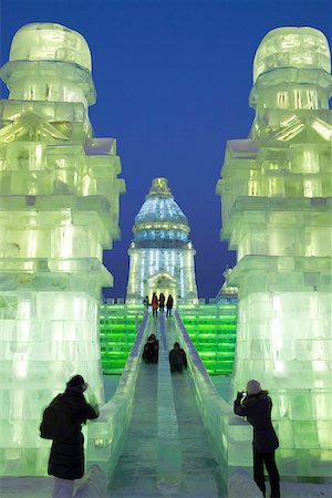 Harbin China, Provinz Heilongjiang. Kinder nach unten rutschen und Eis Rutsche am Harbin Eis und Schnee-Festival. Stockbilder - Lizenzpflichtiges, Bildnummer: 862-05997241