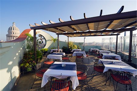 The Caribbean, West Indies, Cuba, Central Havana, Capitolio Nacional, Capitol building, rooftop restaurant in Hotel Saratoga Foto de stock - Con derechos protegidos, Código: 862-05997374