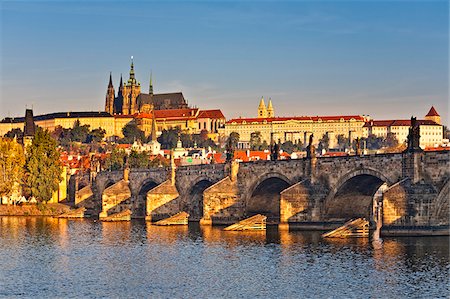 Europe, République tchèque, région de Bohême centrale, Prague. Vue vers le château et le quartier de Mala Strana et le pont Charles Photographie de stock - Rights-Managed, Code: 862-05997422