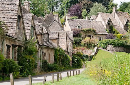 Famous Arlington Row of the 17th century stone cottages with steeply pitched roofs, Bibury, Cotswolds, Gloucestershire, UK Foto de stock - Con derechos protegidos, Código: 862-05997498