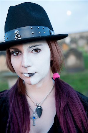 Goth Festival, Whitby, North Yorkshire. Deux fois par an en avril et en octobre, les Goths de toute l'Europe se réunissent dans la ville côtière de Whitby, pour célébrer la tradition gothique. Photographie de stock - Rights-Managed, Code: 862-05997557